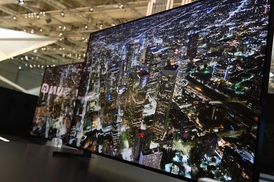 Wegen ihres oft spiegelnden Displays und einer vergleichsweise geringen Helligkeit sind OLED-TVs (Bild) eher für dunklere Räume geeignet - und beeindrucken dort mit ihrem Schwarzwert und brillanten Farben.