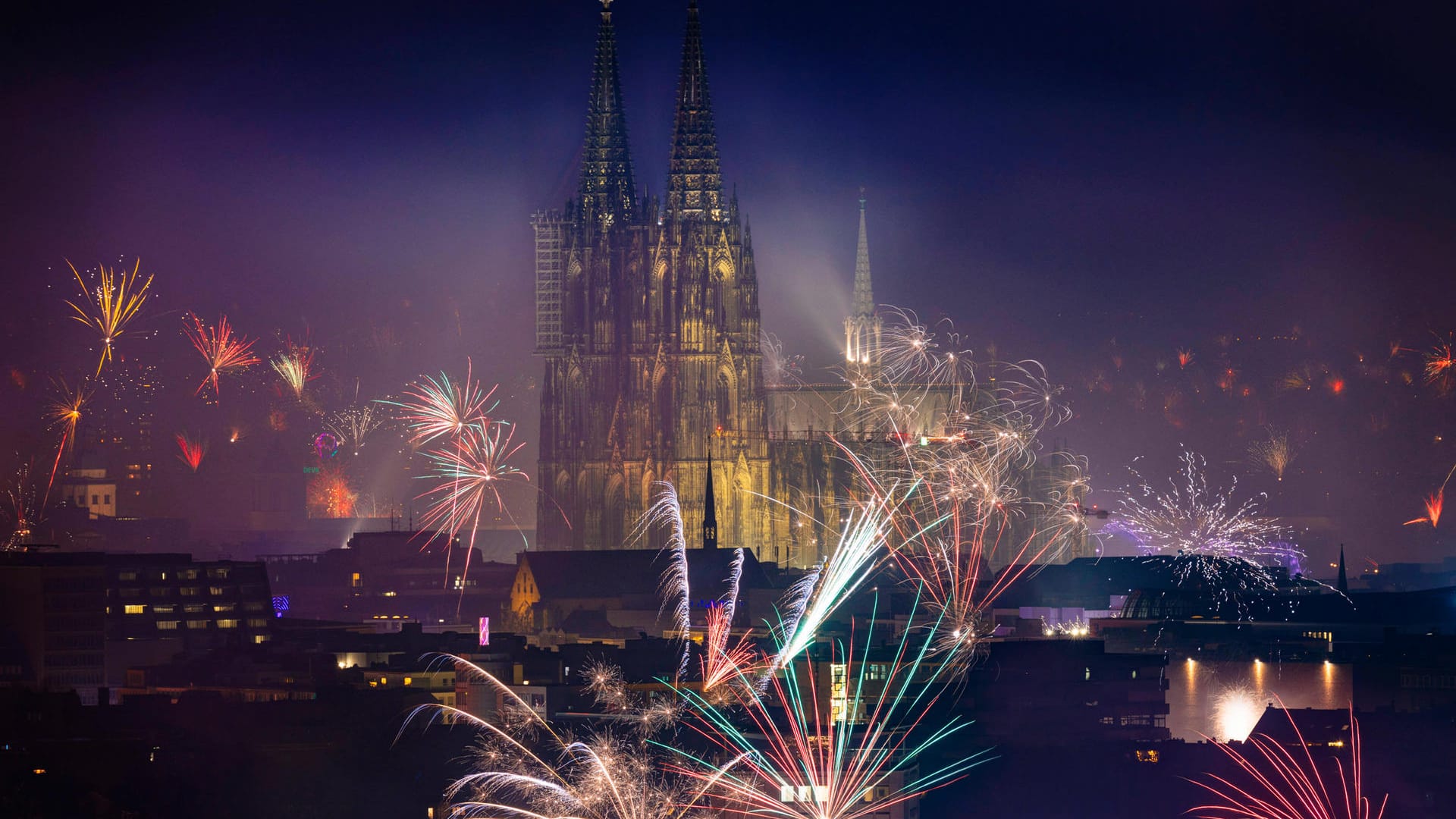 Feuerwerk an Silvester in Köln(Archivbild): In Corona-Zeiten sollen Böller verboten werden. Feuerwerk an Silvester in Köln(Archivbild): In Corona-Zeiten sollen Böller verboten werden.
