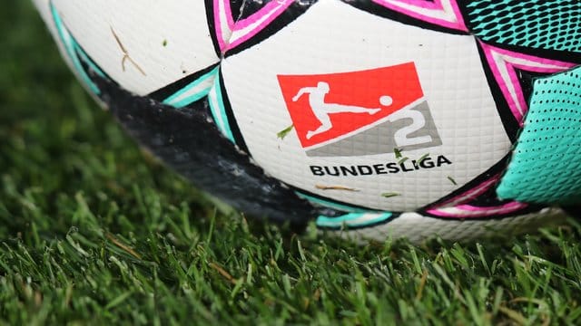 Alle 18 Fußball-Zweitligisten haben sich über die wirtschaftlichen Folgen der derzeitigen Coronavirus-Krise ausgetauscht. Alle 18 Fußball-Zweitligisten haben sich über die wirtschaftlichen Folgen der derzeitigen Coronavirus-Krise ausgetauscht.