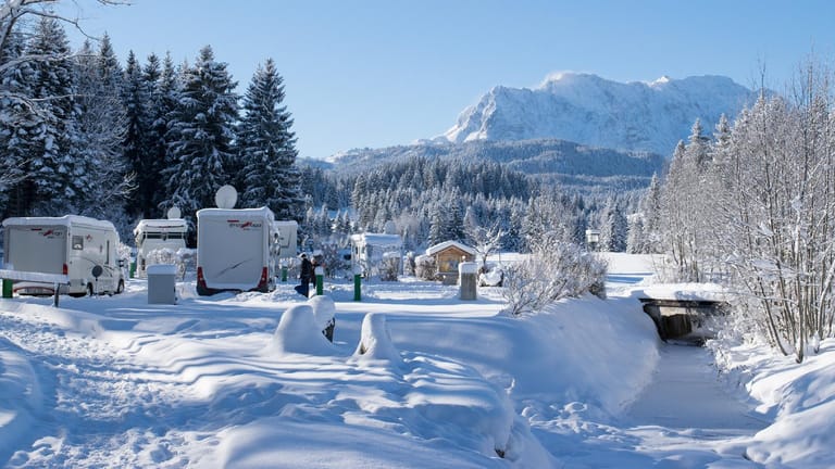 Wintercamping: Der Alpen-Caravanpark Tennsee liegt idyllisch und bietet zahlreiche Freizeitaktivitäten vor Ort.