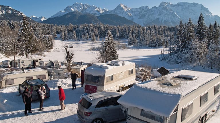 Wintercamping: Der Alpen-Caravanpark Tennsee liegt zwischen Garmisch und Mittenwald in Bayern.