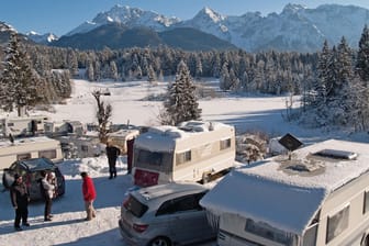 Wintercamping: Der Alpen-Caravanpark Tennsee liegt zwischen Garmisch und Mittenwald in Bayern.