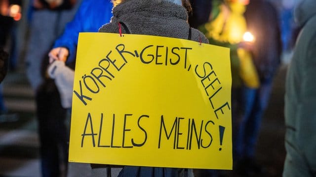 Teilnehmer treffen sich zu einer Demonstration gegen die Corona-Beschränkungen: In Leipzig bereitet sich die Polizei erneut auf einen Einsatz vor. Teilnehmer treffen sich zu einer Demonstration gegen die Corona-Beschränkungen: In Leipzig bereitet sich die Polizei erneut auf einen Einsatz vor.