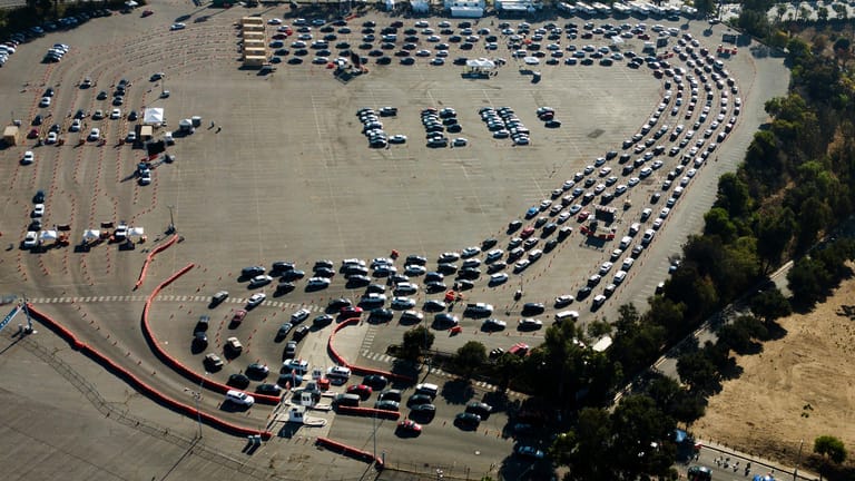 Autos warten am Baseball-Stadion der Dodgers in Los Angeles: Hier werden Corona-Tests per Drive-In angeboten.