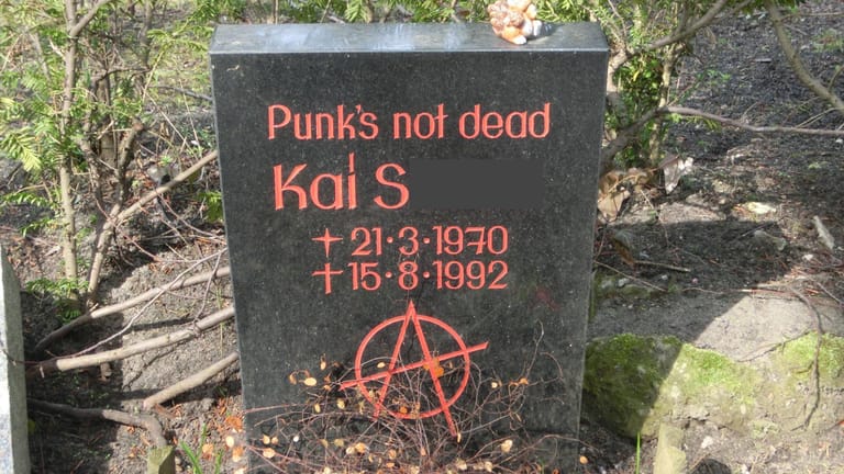 "Punk's not dead": Der Titel des Debütalbums (1981) der britischen Band The Exploited als Grabstein-Inschrift.