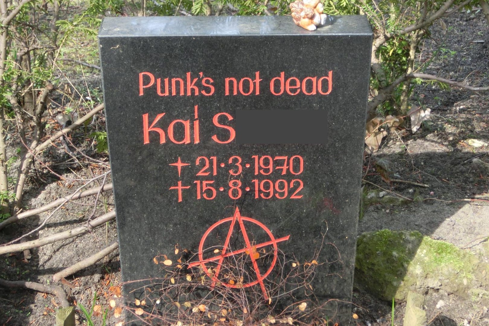 "Punk's not dead": Der Titel des Debütalbums (1981) der britischen Band The Exploited als Grabstein-Inschrift.