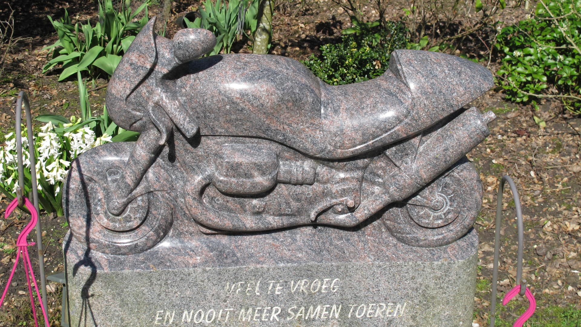 Motorrad-Grabstein: Statt einem sitzenden Engel parkt hier eine schwere Maschine.