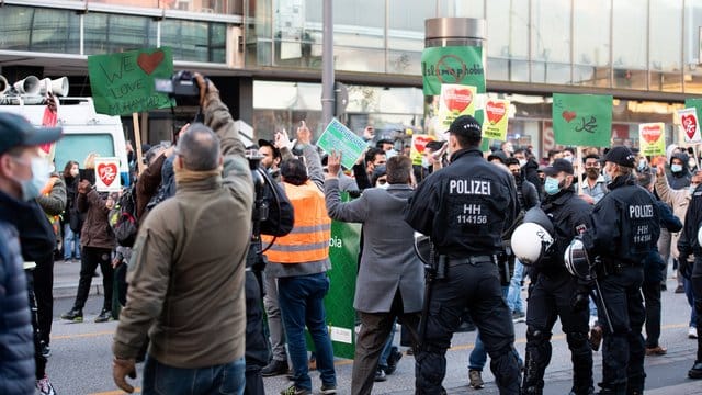 Demonstrationsteilnehmer gestikulieren und rufen in Richtung der Gegendemonstration: In Hamburg marschierten 160 Islamisten auf einer Demo.