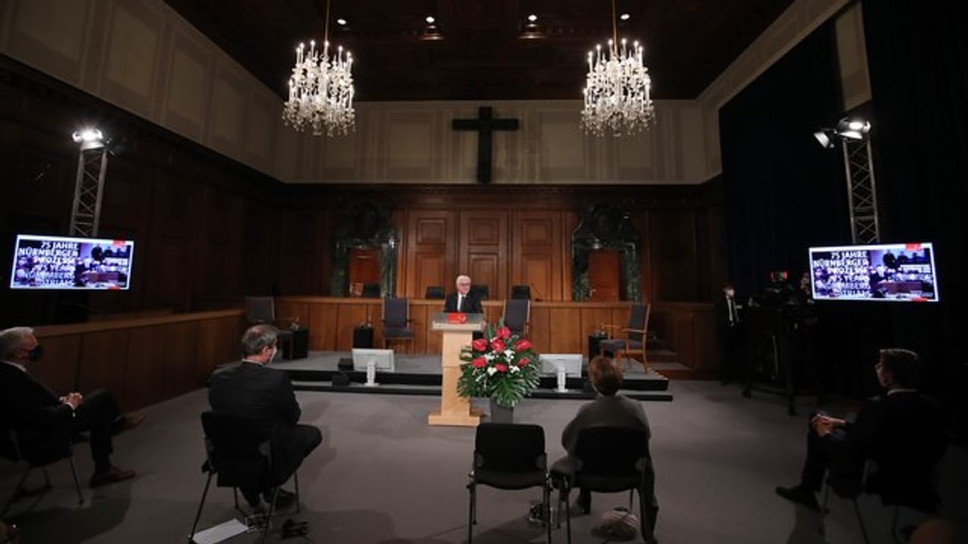 Bundespräsident Frank-Walter Steinmeier (M) spricht beim Festakt zum 75.