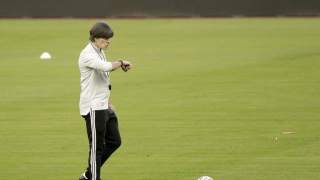 Das DFB-Präsidium gibt Bundestrainer Joachim Löw knapp zwei Wochen Zeit. Das DFB-Präsidium gibt Bundestrainer Joachim Löw knapp zwei Wochen Zeit.