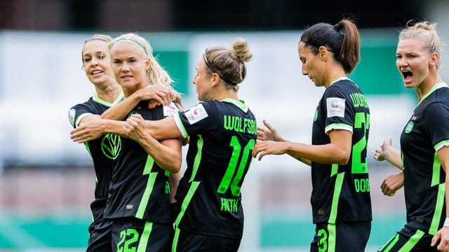 Wolfsburgs Fußballfrauen haben daheim Eintracht Frankfurt mit 3:0 besiegt. Wolfsburgs Fußballfrauen haben daheim Eintracht Frankfurt mit 3:0 besiegt.