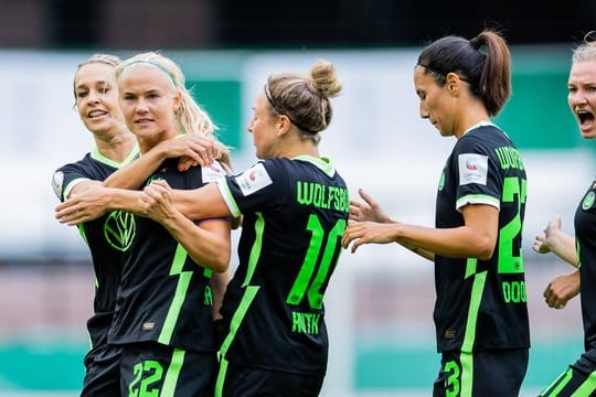 Wolfsburgs Fußballfrauen haben daheim Eintracht Frankfurt mit 3:0 besiegt.