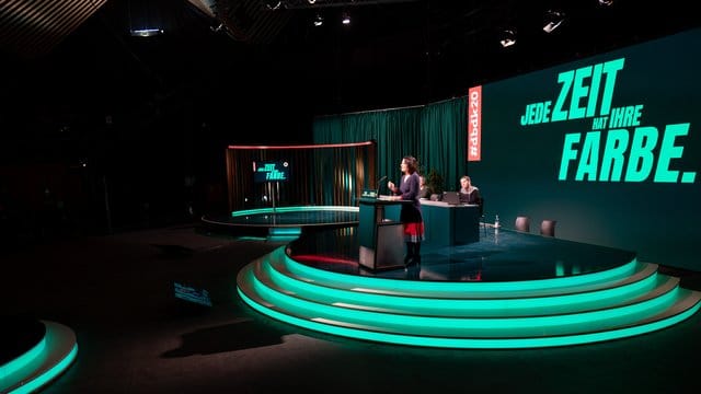 Annalena Baerbock, Bundesvorsitzende von Bündnis 90/Die Grünen, spricht beim digitalen Bundesparteitag der Grünen auf dem Podium in der Sendezentrale, im Tempodrom.