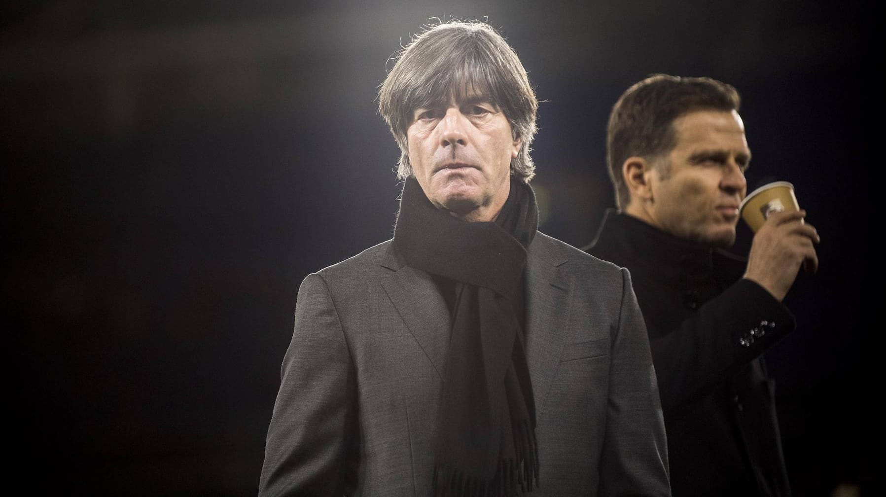 Joachim Löw: Nationalmannschafts-Direktor Bierhoff (h.) soll die Analyse der Krise präsentieren.