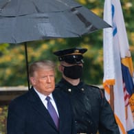 Donald Trump nimmt an einer Gedenkfeier zum Veteranentag am 11. November teil: Der US-Präsident nahm nach dem Wahltag kaum noch öffentliche Termine wahr.