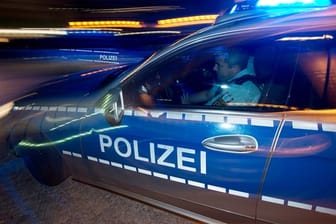 Eine Polizeistreife (Symbolbild): In Mörfelden-Walldorf ist ein Überfall auf ein Internet-Café gescheitert.