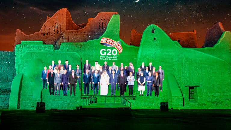 Ein altes Gruppenfoto der G20-Teilnehmer wird auf die Wände des Salwa-Palastes an der historischen Stätte al-Tarif projiziert. Eigentlich sollte der Gipfel ein Großereignis mit Tausenden Gästen in der saudi-arabischen Hauptstadt Riad werden.