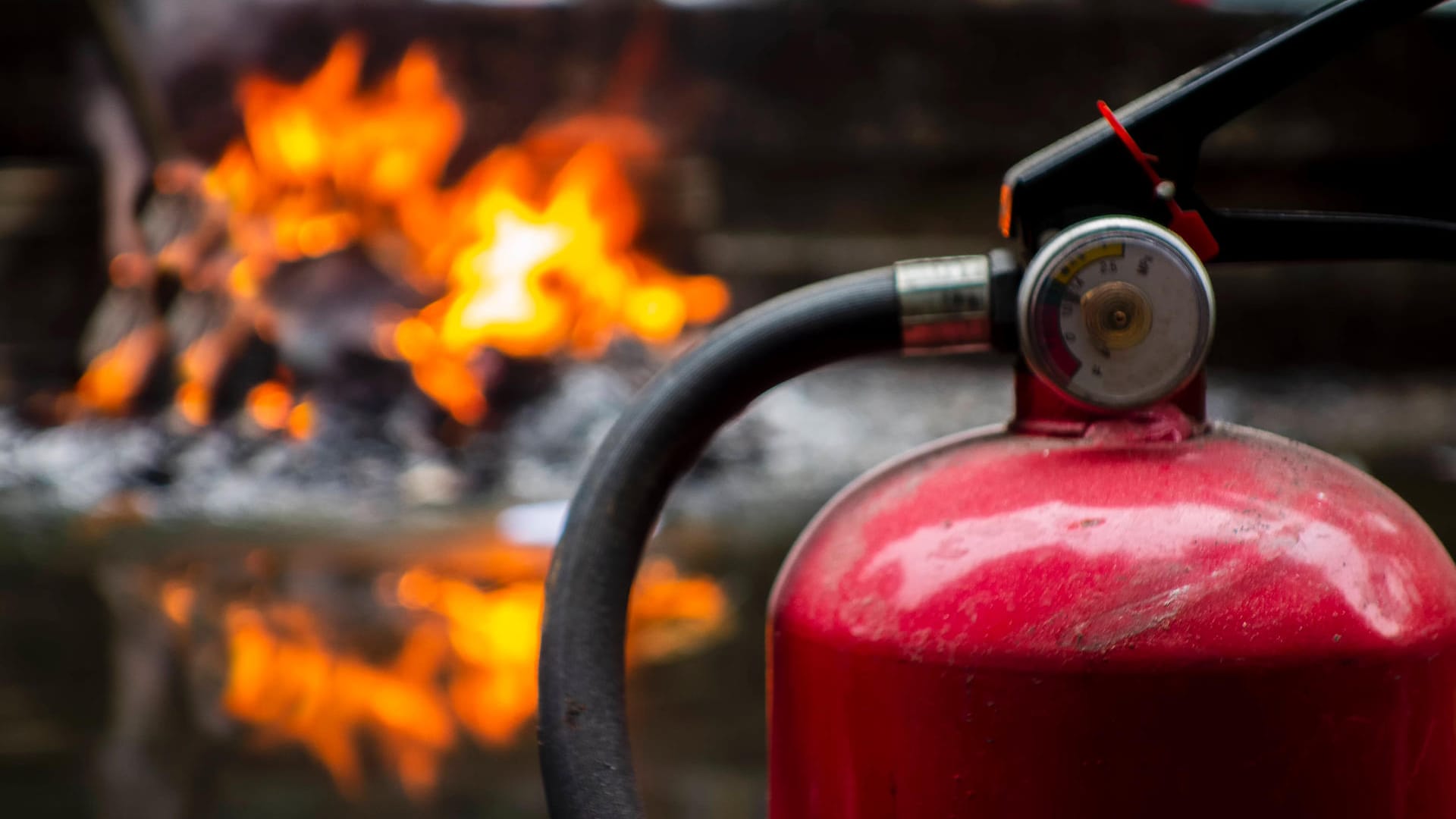 Ein Feuerlöscher steht vor einem Feuer: In Essen hat ein Mann an einer Tankstelle versucht, Benzin anzuzünden.