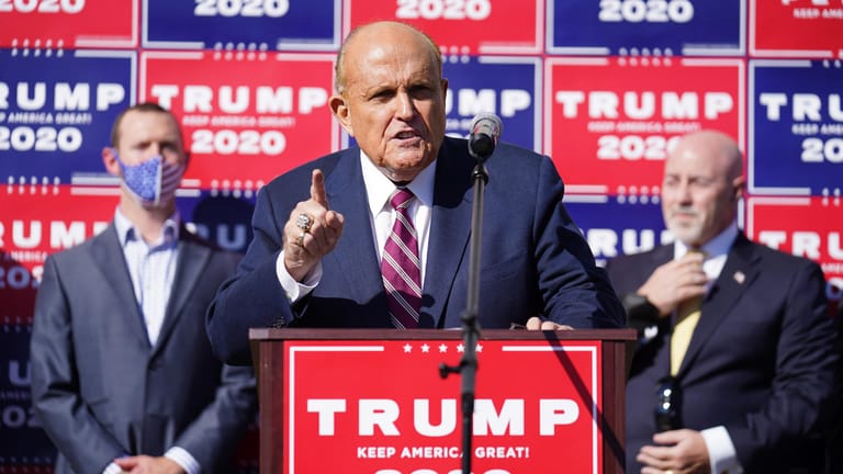Rudy Giuliani: Trump Anwalt hat angekündigt, die Wahlergebnisse in einer Reihe von Bundesstaaten anzufechten.