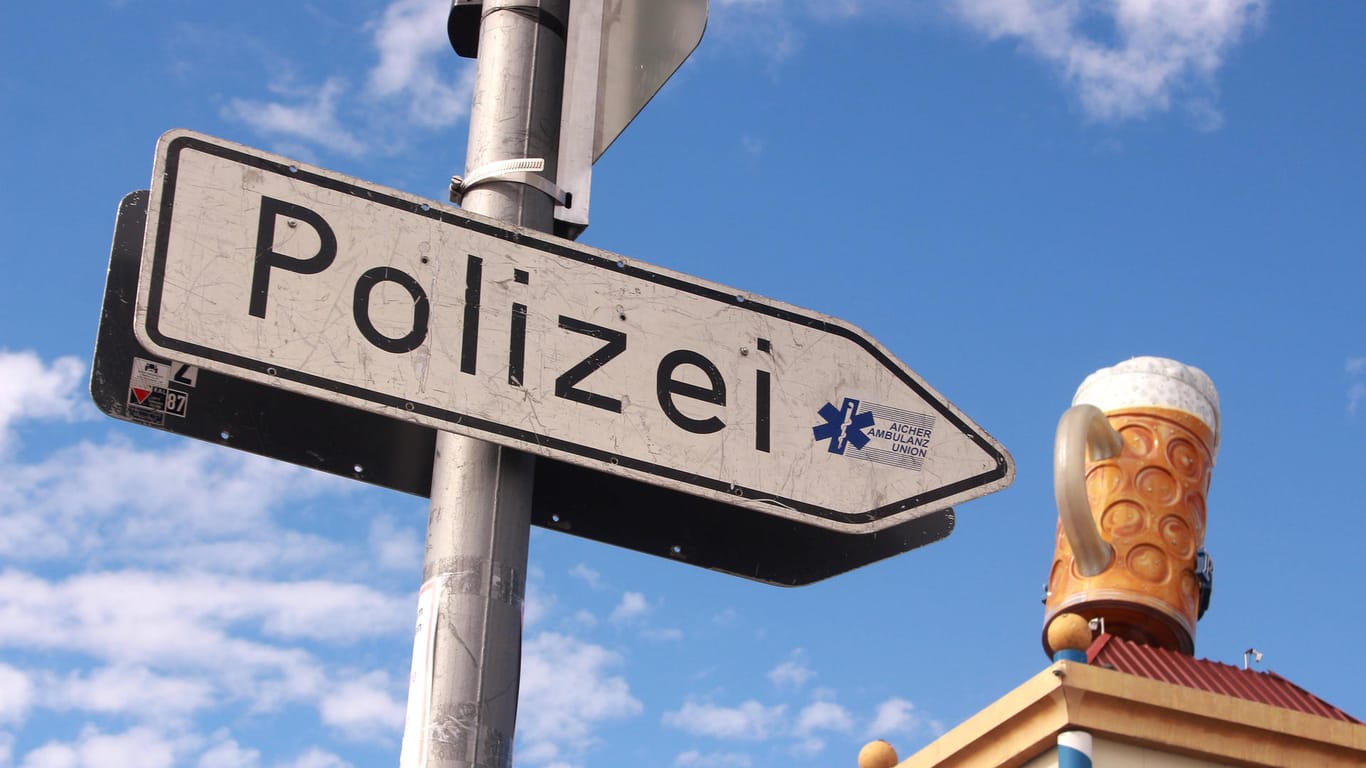 Ein Schild auf dem Oktoberfest weist zur Polizei (Archivbild): Der frühere Chef der "Wiesn-Wache" wird versetzt.