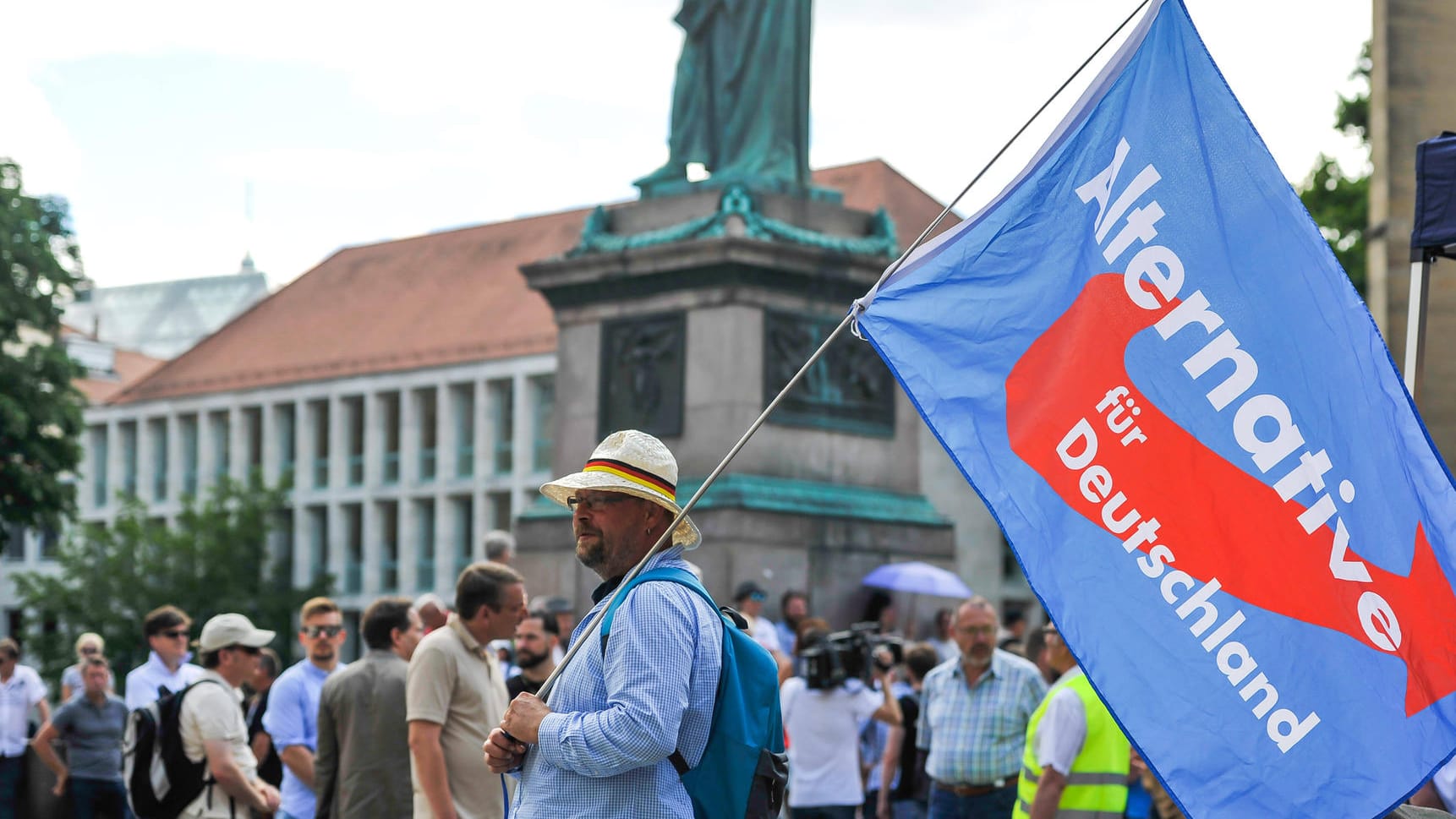 AfD-Kundgebung in Stuttgart: Der Vorsitzende der Innenministerkonferenz schließt ein Verbot der Partei nicht mehr aus.