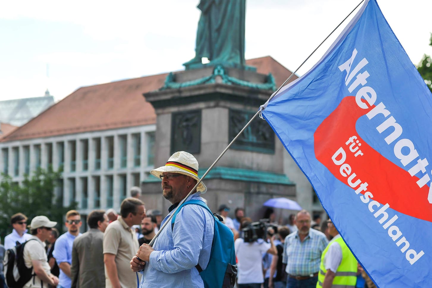 AfD-Kundgebung in Stuttgart: Der Vorsitzende der Innenministerkonferenz schließt ein Verbot der Partei nicht mehr aus.