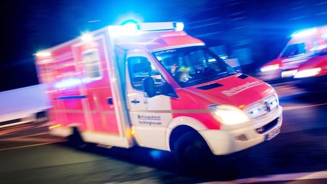 Rettungswagen im Einsatz (Symbolbild): Ein 50-Jähriger ist in Spandau nach einem Verkehrsunfall gestorben. Rettungswagen im Einsatz (Symbolbild): Ein 50-Jähriger ist in Spandau nach einem Verkehrsunfall gestorben.