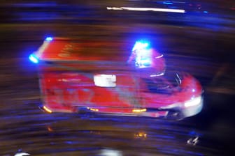 Ein Notarztwagen im Einsatz (Symbolbild): In Erfurt ist ein 25-jähriger Mann bei einem Unfall gestorben.