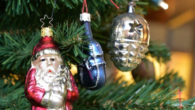 Eine Weihnachtstanne aus Thüringen schmückt in diesem Jahr zur Weihnachtszeit den Pariser Platz vor dem Brandenburger Tor in Berlin. Eine Weihnachtstanne aus Thüringen schmückt in diesem Jahr zur Weihnachtszeit den Pariser Platz vor dem Brandenburger Tor in Berlin.