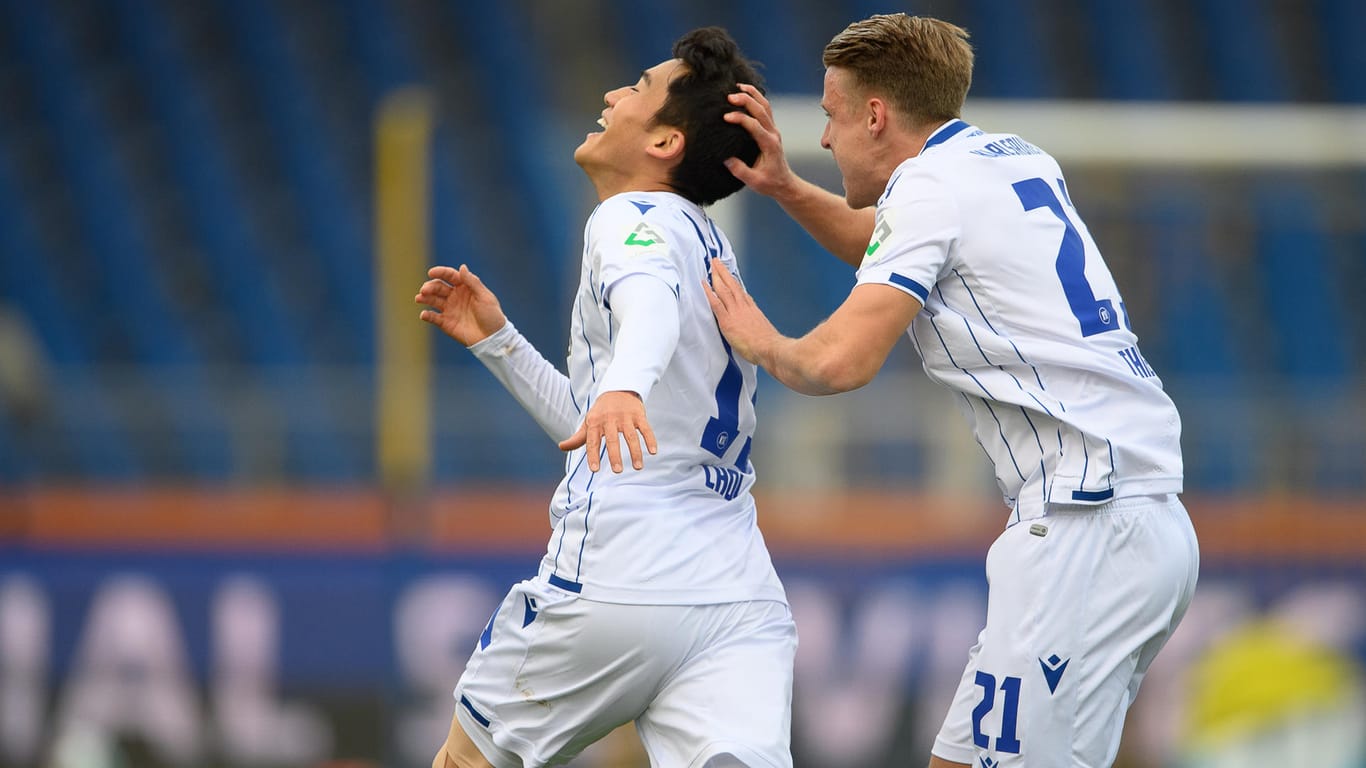 Karlsruhes Kyoung-Rok Choi (li) jubelt: Der Südkoreaner brachte den KSC mit 0:1 in Führung.