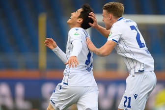 Karlsruhes Kyoung-Rok Choi (li) jubelt: Der Südkoreaner brachte den KSC mit 0:1 in Führung.