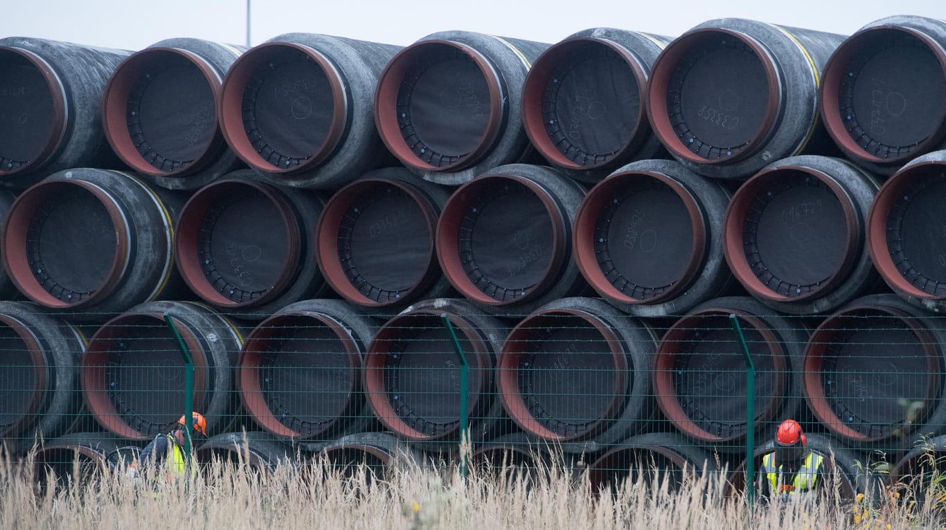 Sassnitz-Mukran: Rohre für die Ostsee-Gaspipeline Nord Stream 2 werden auf dem Gelände des Hafens gelagert.