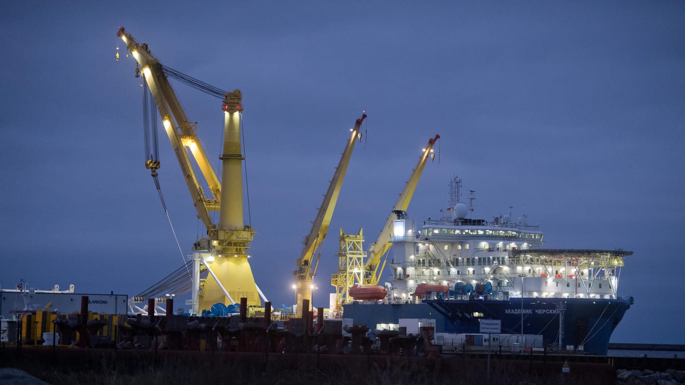 Das russische Verlegeschiff "Akademik Tscherski": Der Hafen Mukran auf Rügen gilt als wichtigster Umschlagplatz für den Bau der Pipeline, deren Fertigstellung die USA unterbinden wollen.