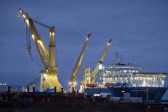 Das russische Verlegeschiff "Akademik Tscherski": Der Hafen Mukran auf Rügen gilt als wichtigster Umschlagplatz für den Bau der Pipeline, deren Fertigstellung die USA unterbinden wollen.