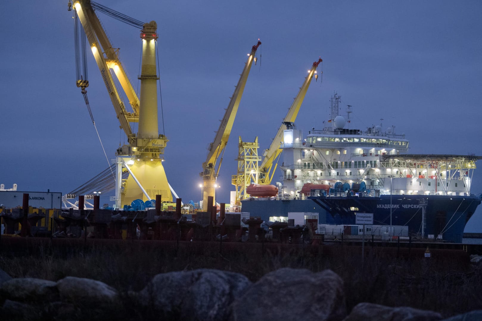 Sassnitz-Mukran in Mecklenburg-Vorpommern: Das russische Verlegeschiff "Akademik Tscherski" liegt nach einer Probefahrt im Hafen Mukran bei Sassnitz auf der Insel Rügen.