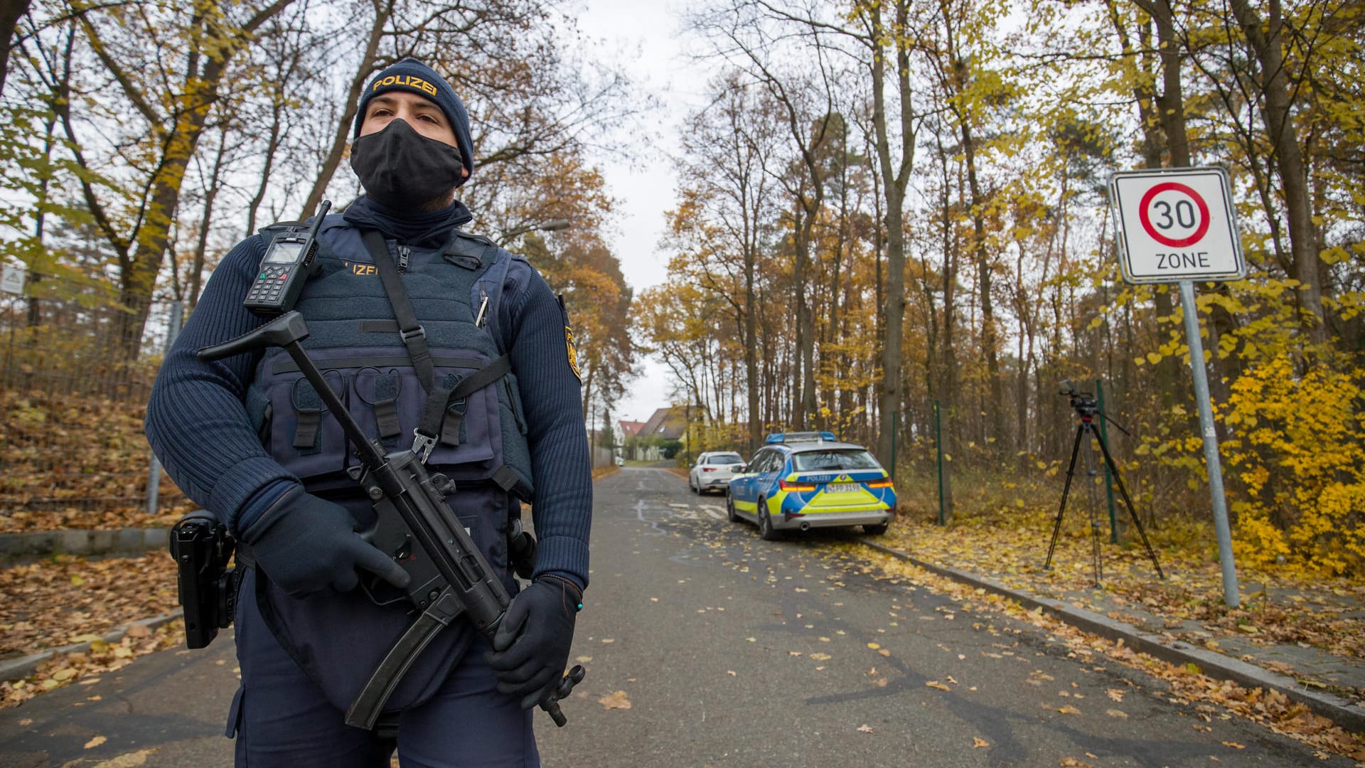 Ein Polizist bewacht die Zufahrt zu dem Wohnviertel, in dem der Tatort liegt: In Nürnberg sind auf offener Straße zwei Menschen erschossen worden.