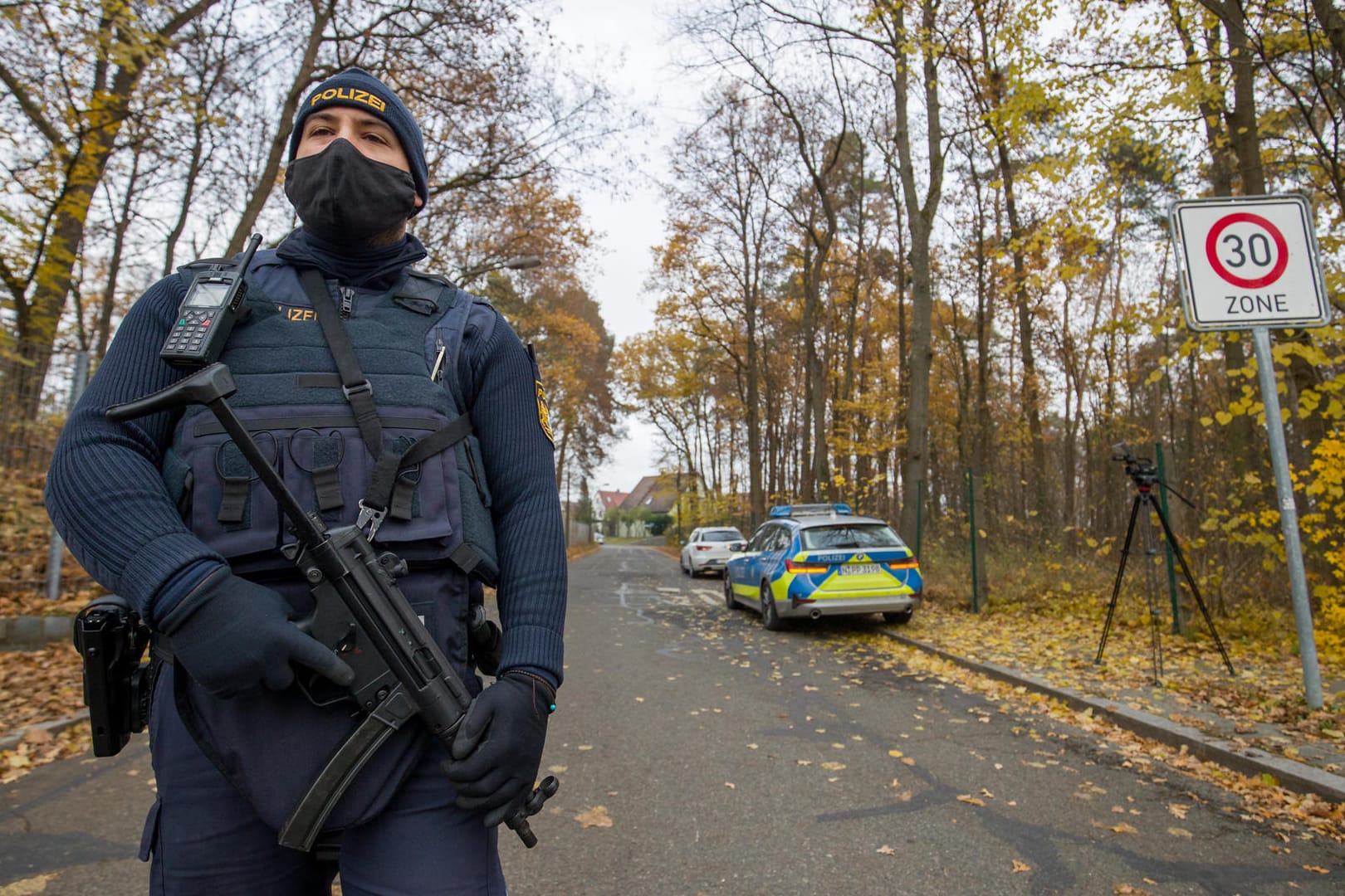 Ein Polizist bewacht die Zufahrt zu dem Wohnviertel, in dem der Tatort liegt: In Nürnberg sind auf offener Straße zwei Menschen erschossen worden.