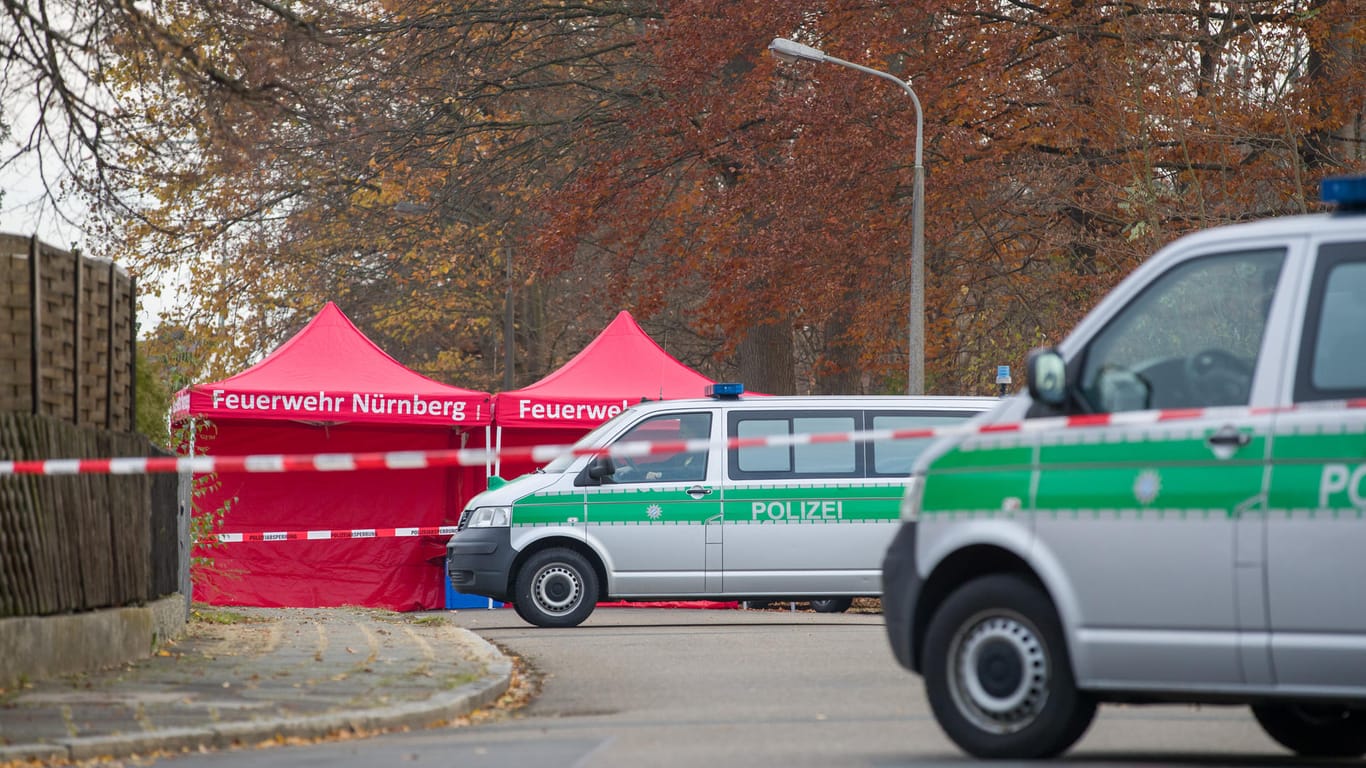 Die Polizei sperrt den Bereich um den Tatort in Nürnberg ab: Ein Tatverdächtiger wurde festgenommen.