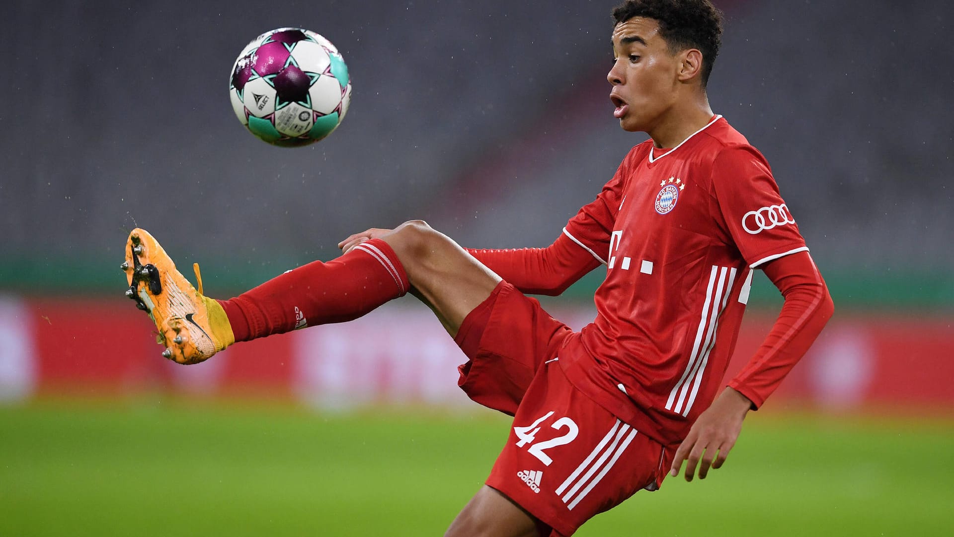 FUSSBALL DFB POKAL 1. Runde SAISON 2020/2021 1. FC Dueren - FC Bayern Muenchen 15.10.2020 Jamal Musiala (FC Bayern Muenc