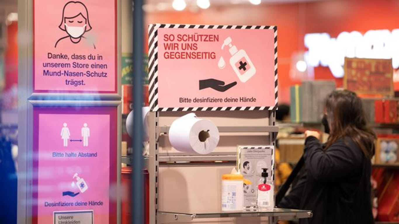 Mittel zur Desinfektion werden den Kunden eines Geschäftes in Bielefeld am Eingang angeboten (Archivbild): Der Chef des Krisenstabs hat sich für die Beibehaltung der Corona-Maßnahmen ausgesprochen.