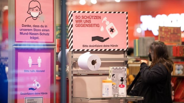 Mittel zur Desinfektion werden den Kunden eines Geschäftes in Bielefeld am Eingang angeboten (Archivbild): Der Chef des Krisenstabs hat sich für die Beibehaltung der Corona-Maßnahmen ausgesprochen. Mittel zur Desinfektion werden den Kunden eines Geschäftes in Bielefeld am Eingang angeboten (Archivbild): Der Chef des Krisenstabs hat sich für die Beibehaltung der Corona-Maßnahmen ausgesprochen.