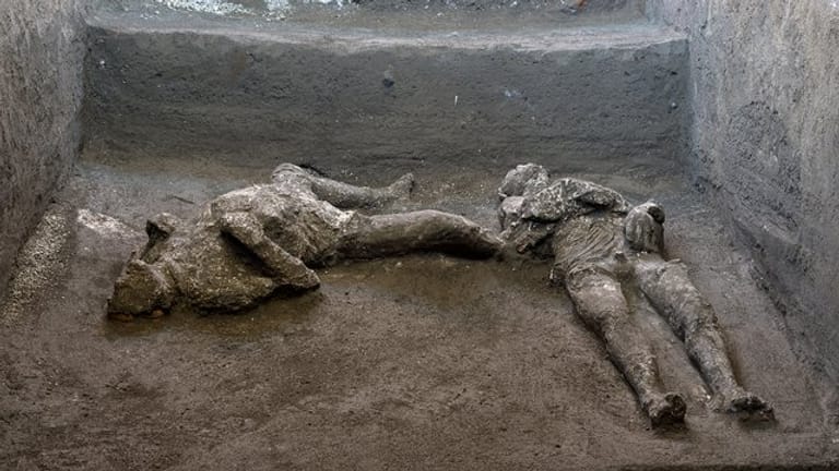 Die Überreste der zwei Männer, die vermutlich vom Ausbruch des Vesuvs am 25.