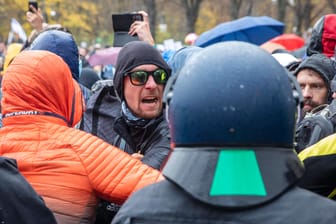 Protest gegen die Corona-Politik in Berlin: Demonstranten geraten vor dem Brandenburger Tor mit Polizisten aneinander.