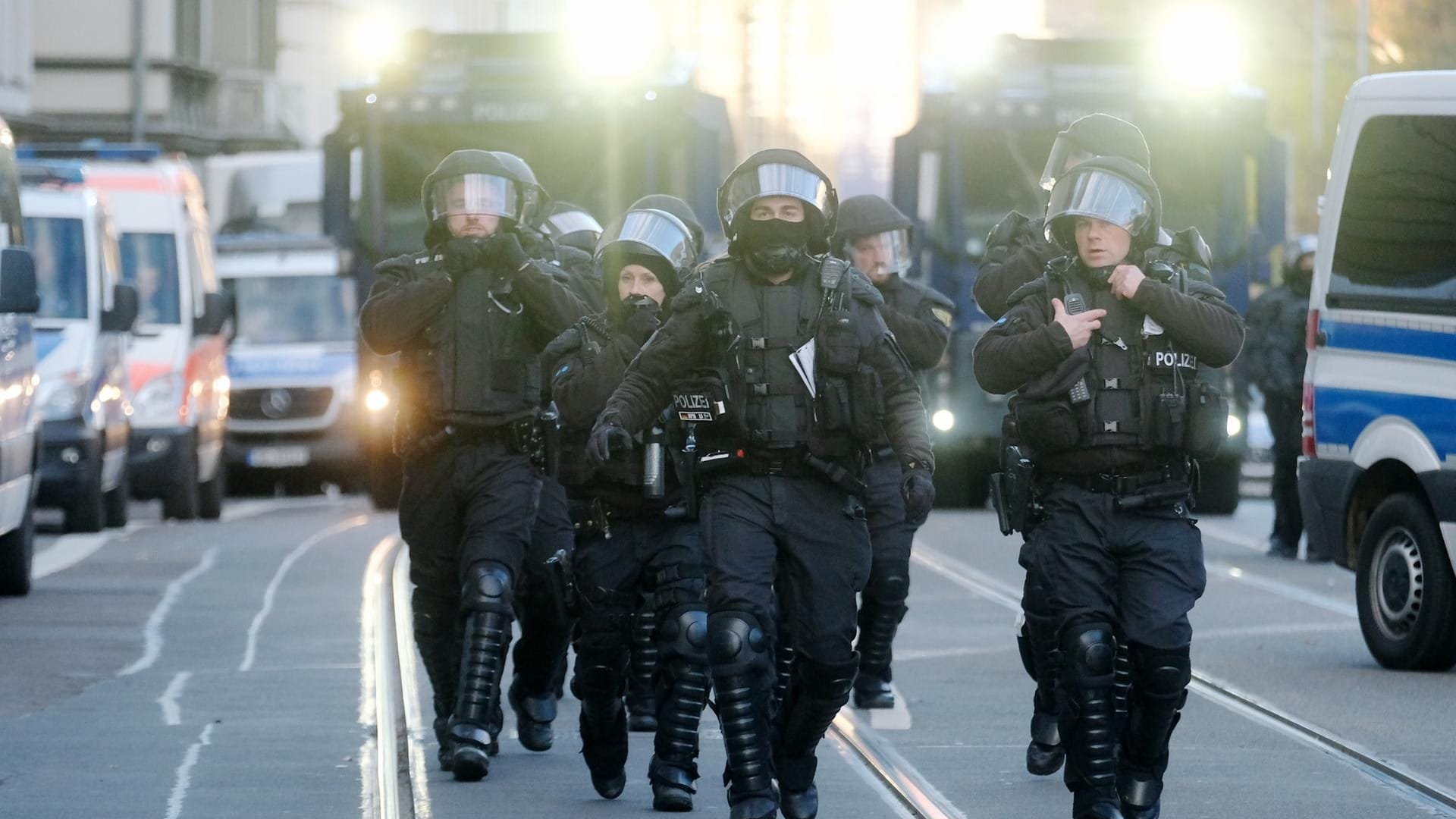 Polizisten im Einsatz: Die Einsatzkräfte versuchen die verschiedenen Lager zu trennen.