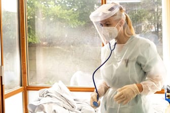 Eine Mitarbeiterin einer Corona-Station in einem Lütticher Krankenhaus: In Belgien herrscht ein harter Lockdown, der den Zusammenbruch des Gesundheitssystems verhindern soll.