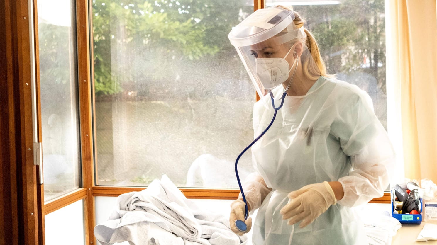 Eine Mitarbeiterin einer Corona-Station in einem Lütticher Krankenhaus: In Belgien herrscht ein harter Lockdown, der den Zusammenbruch des Gesundheitssystems verhindern soll. Eine Mitarbeiterin einer Corona-Station in einem Lütticher Krankenhaus: In Belgien herrscht ein harter Lockdown, der den Zusammenbruch des Gesundheitssystems verhindern soll.