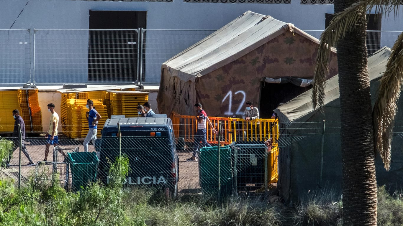 Gran Canaria: Geflüchtete Menschen kommen in die Militäreinrichtung "Barranco Seco", nachdem sie von Rettungskräften im Atlantischen Ozean gerettet wurden.