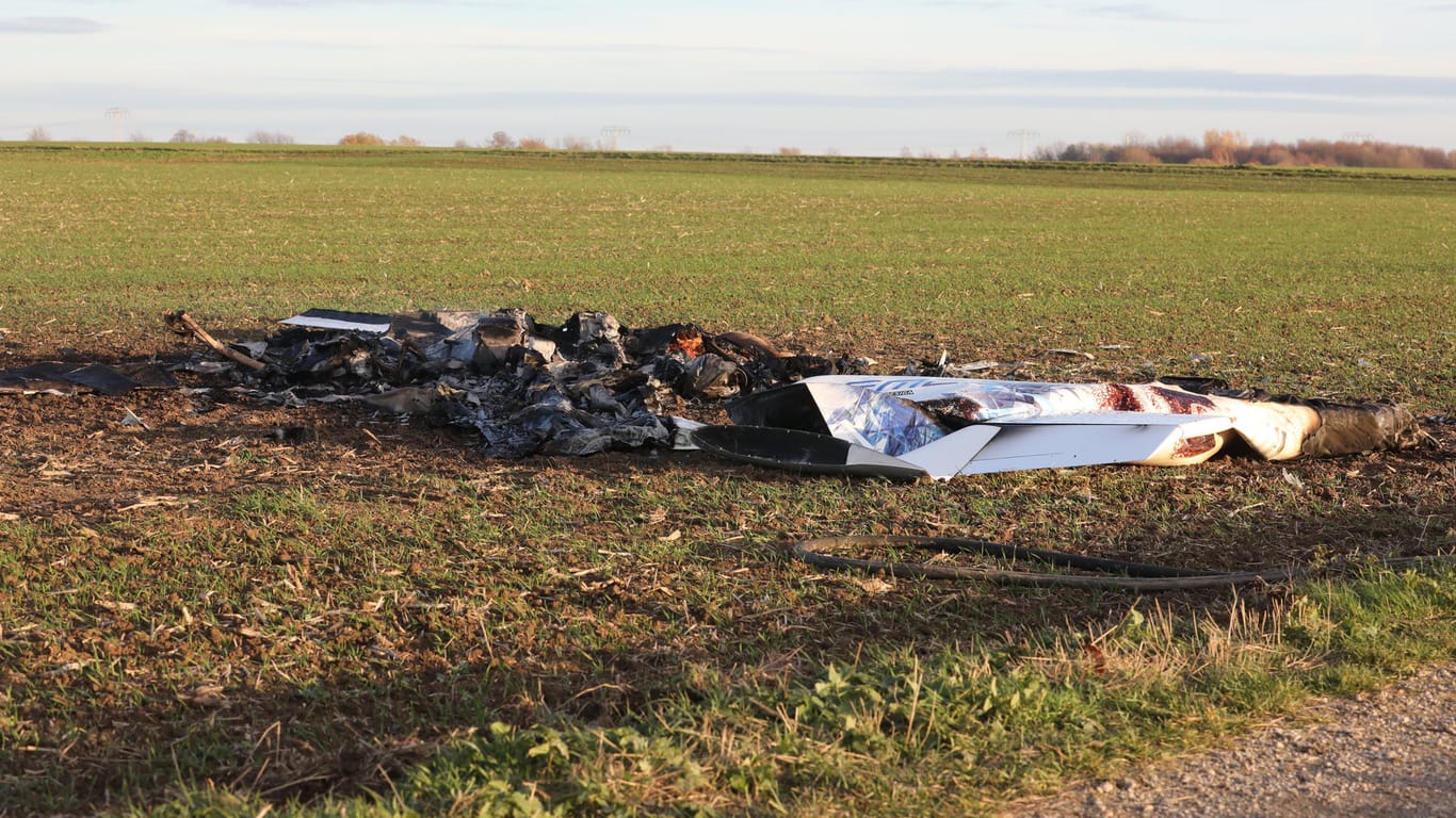 Ronneburg: Ausgebrannte Überreste eines abgestürzten Kleinflugzeuges liegen an der Unfallstelle.