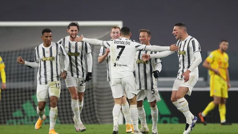 Cristiano Ronaldo (M/7) von Juventus feiert mit seinen Mannschaftskameraden, nachdem er das Führungstor erzielt hat.