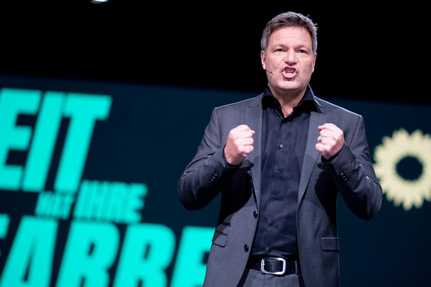 Grünen-Chef Robert Habeck hält beim digitalen Bundesparteitag der Grünen auf dem Podium eine Rede: Im Jahr ihres 40-jährigen Bestehens wollen die Grünen ein neues Grundsatzprogramm beschließen.